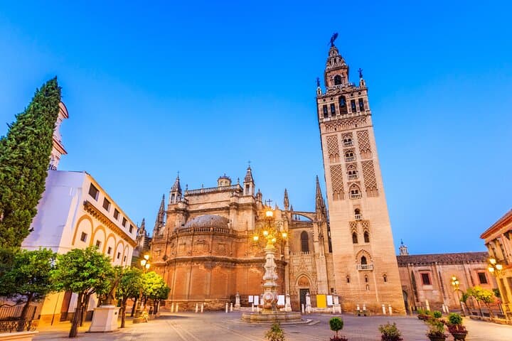Sevilla: Guided tour to the Alcazar + Cathedral and Giralda