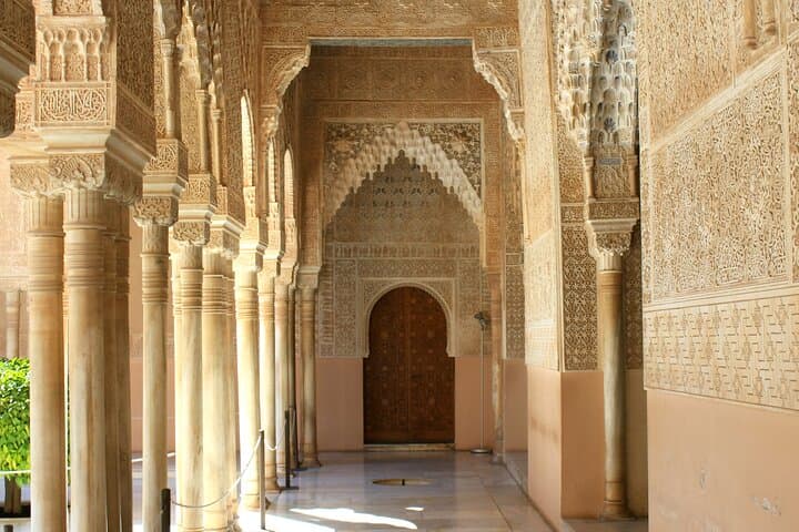 Granada: Alhambra & Nasrid Palaces Guided Tour in Small Groups