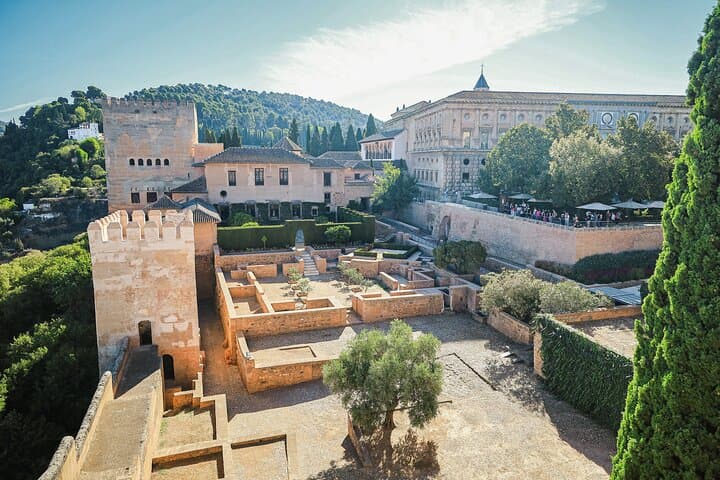 Granada: Alhambra & Nasrid Palaces Guided Tour in Small Groups