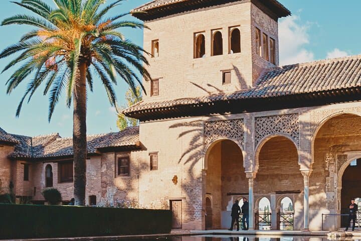 Granada: Alhambra & Nasrid Palaces Guided Tour in Small Groups