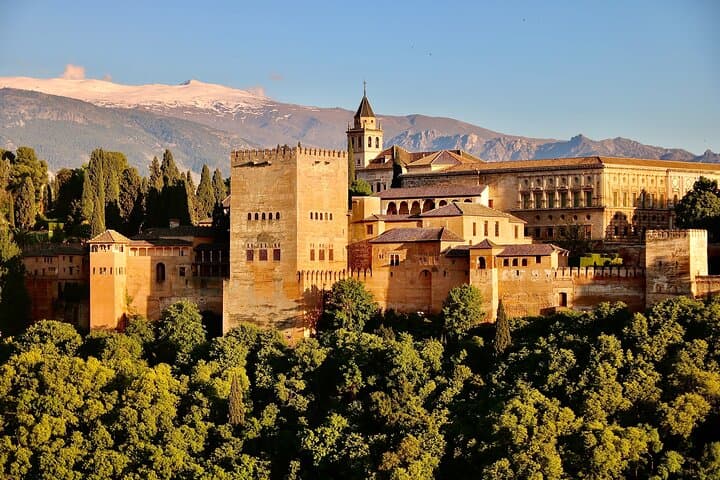 Granada: Alhambra & Nasrid Palaces Guided Tour in Small Groups