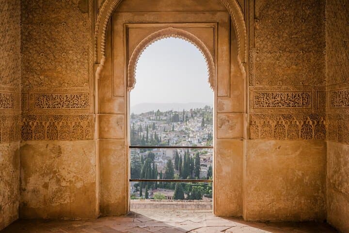Granada: Alhambra & Nasrid Palaces Guided Tour in Small Groups