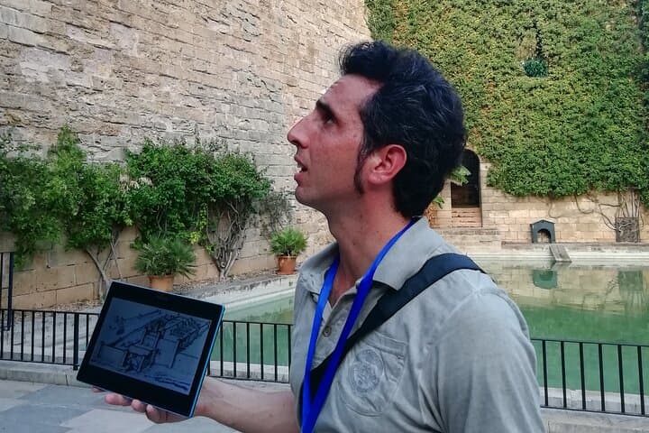 Private walking tour in Palma de Mallorca with local guides.