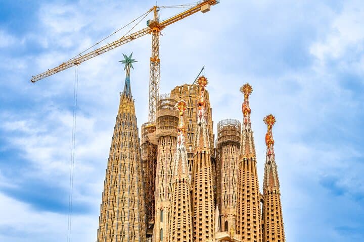 Skip-the-line La Sagrada Familia with Towers Private Tour