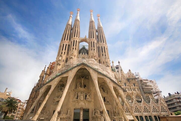 Skip-the-line La Sagrada Familia with Towers Private Tour