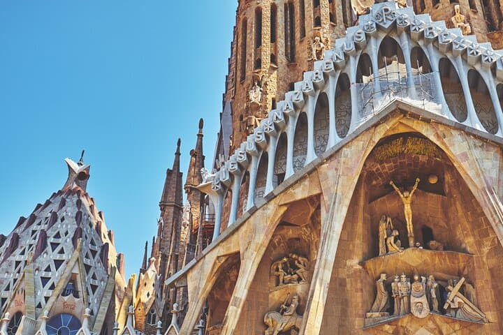 Skip-the-line La Sagrada Familia with Towers Private Tour