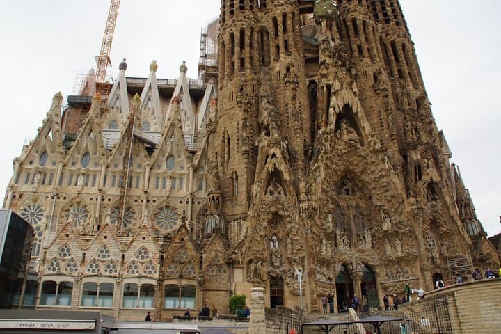 Skip-the-line La Sagrada Familia with Towers Private Tour