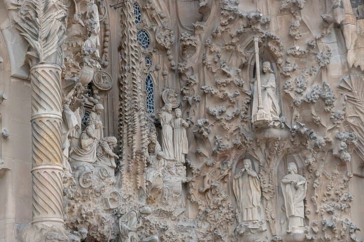 Skip-the-line La Sagrada Familia with Towers Private Tour