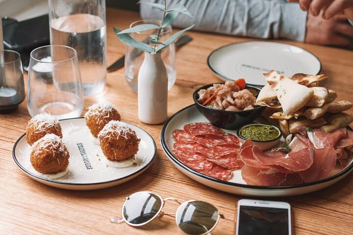 Familly friendly traditions & food tour: tailored tapas & games!