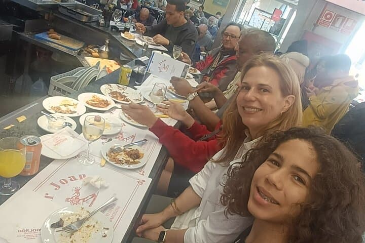 Familly friendly traditions & food tour: tailored tapas & games!