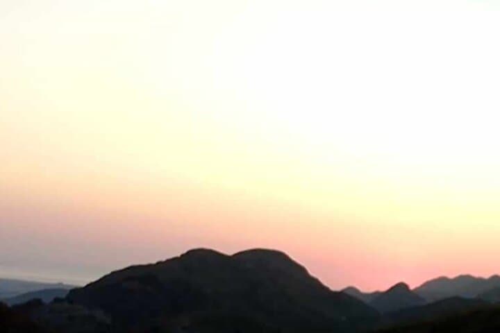 Surprise your loved one: Jeep tour with dinner and wine under sky