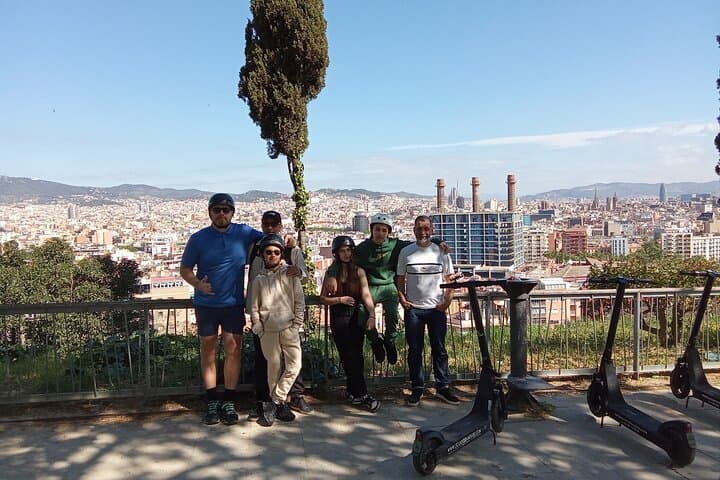 Barcelona: E-Scooter or Bike Tour with Local Guide