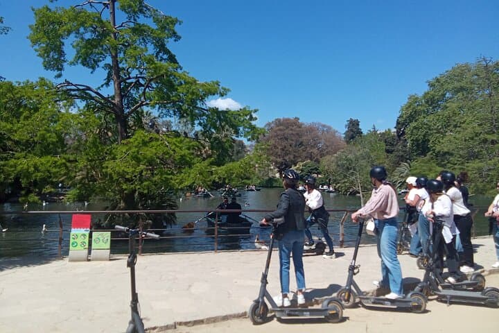 Barcelona: E-Scooter or Bike Tour with Local Guide