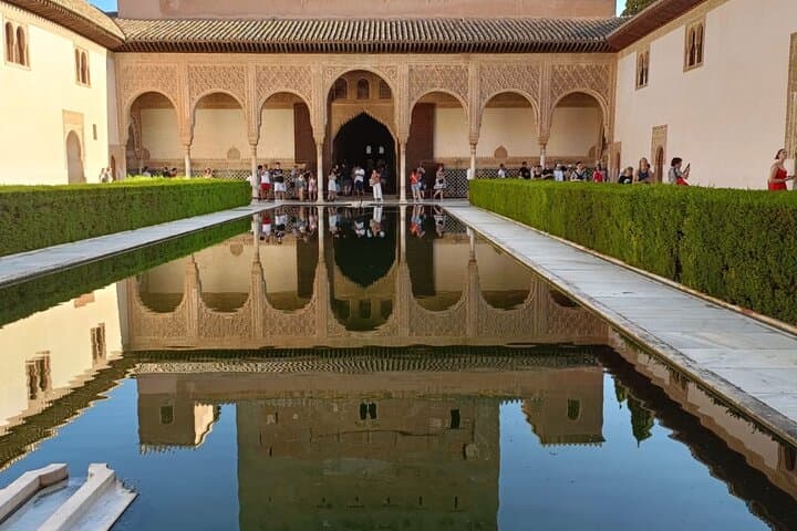 Granada : Alhambra Prestige Group Tour (VIP tickets included)