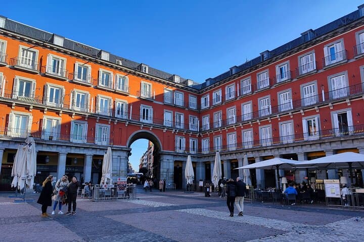 dmitry-romanoff-C1MOo1bVI9Q-unsplash - SANDEMANs Tours - Plaza Mayor
