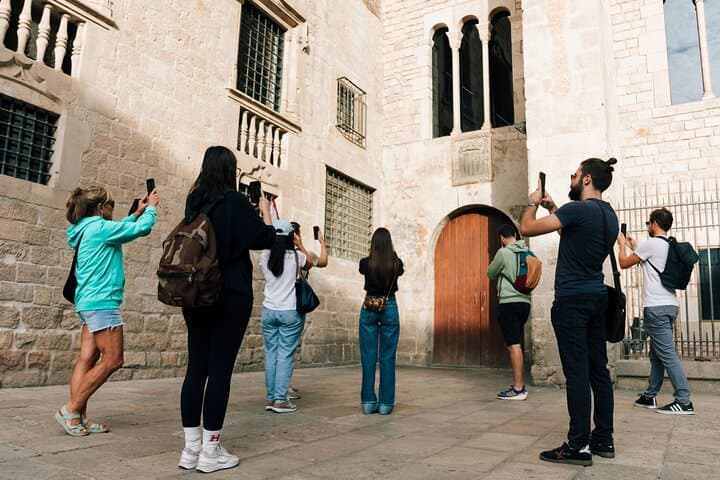HistARy: Guided tour of the Gothic Quarter with Augmented Reality