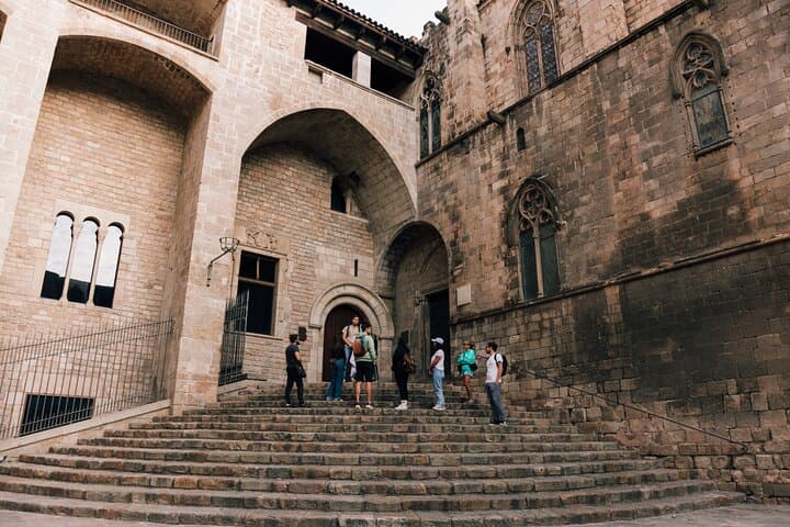 HistARy: Guided tour of the Gothic Quarter with Augmented Reality