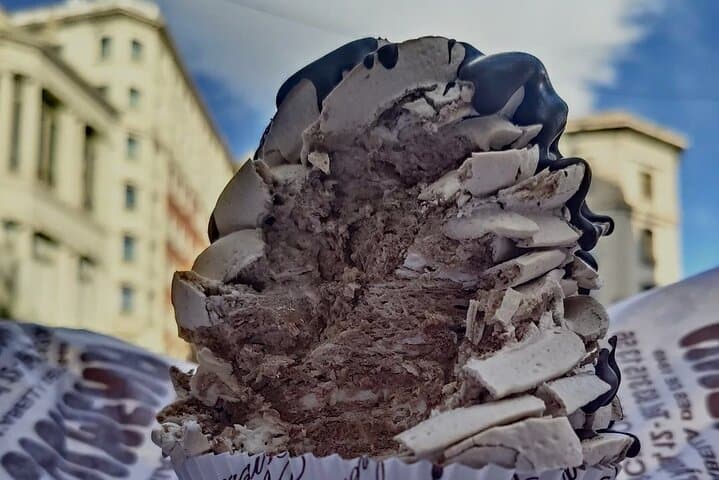 One fine day, the Aztecs creared Chocolate and somehow, 5 centuries later this meringue was born, feeling like a chocolate marshmallowy cloud, taking us directly to heaven.