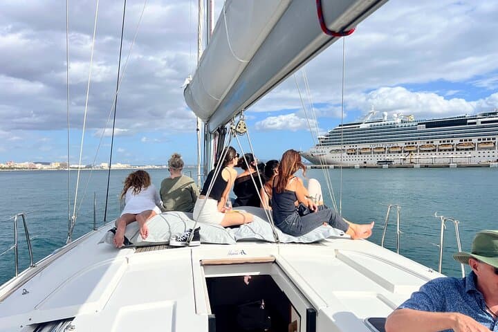 Mallorca: Private sailing tour with drinks & tapas