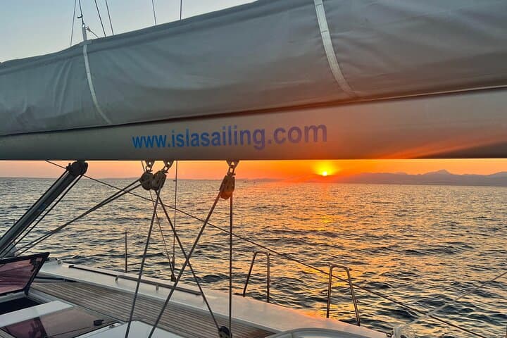Mallorca: Private sailing tour with drinks & tapas