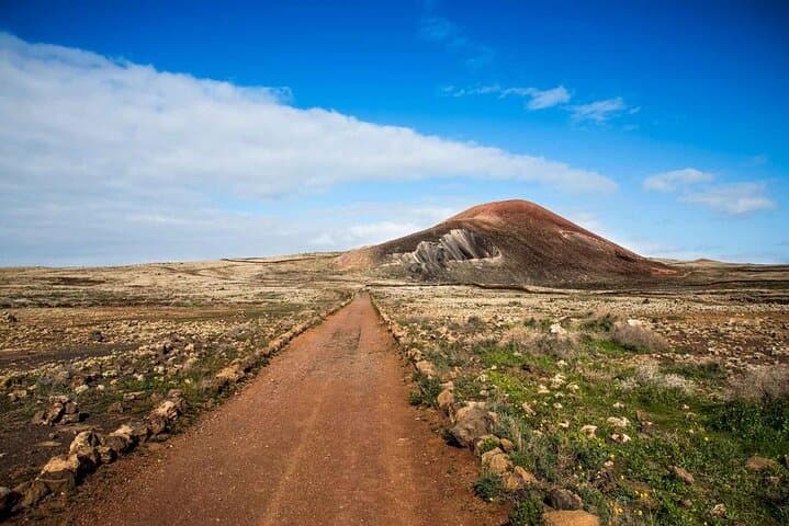 Hiking route to the Calderón Hondo Volcano