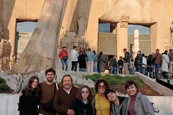 Sagrada Familia Tour with Expert Guide: Private & Small-Group