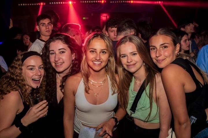 3 Bars Pub Crawl + VIP Club Entrance & 3 Free Shots