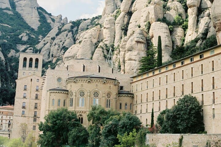 Montserrat Tour: Lunch and Winery Visit with Free Hotel Pickup