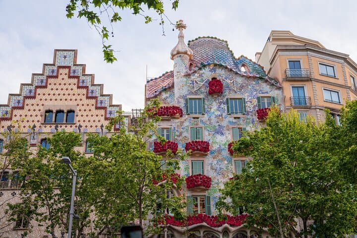 Casa Batlló Fast Track Tour with Gaudí Cube 360° Experience