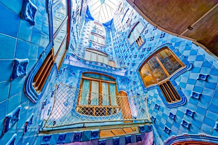 Casa Batlló Fast Track Tour with Gaudí Cube 360° Experience