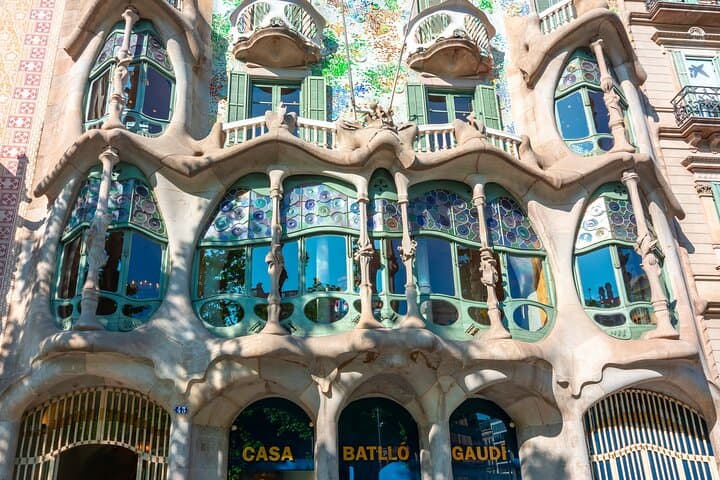 Casa Batlló Fast Track Tour with Gaudí Cube 360° Experience