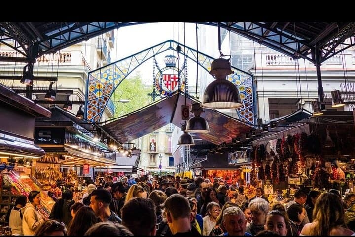 Barcelona Guided Bike Tour with Tapas and Wine
