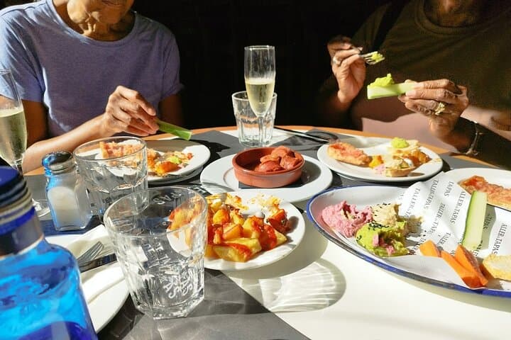 Barcelona Guided Bike Tour with Tapas and Wine