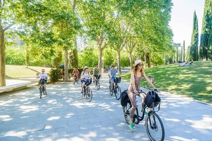 Barcelona Guided Bike Tour with Tapas and Wine