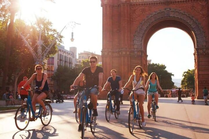 Barcelona Guided Bike Tour with Tapas and Wine