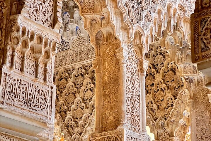 Alhambra with Nazaries Palaces with Private Guide in History Art