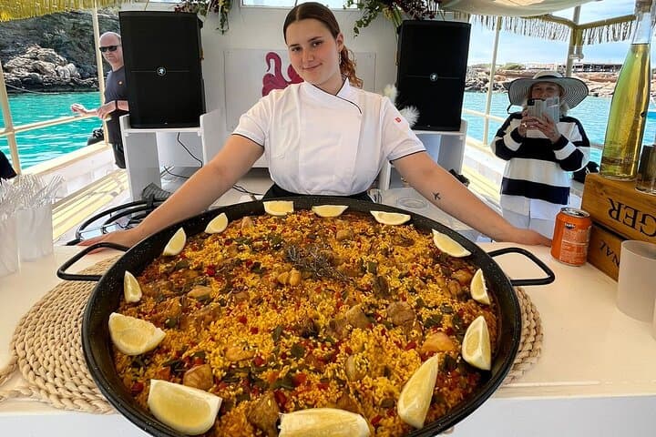 Don´t miss our wonderful Paella cooked onboard!