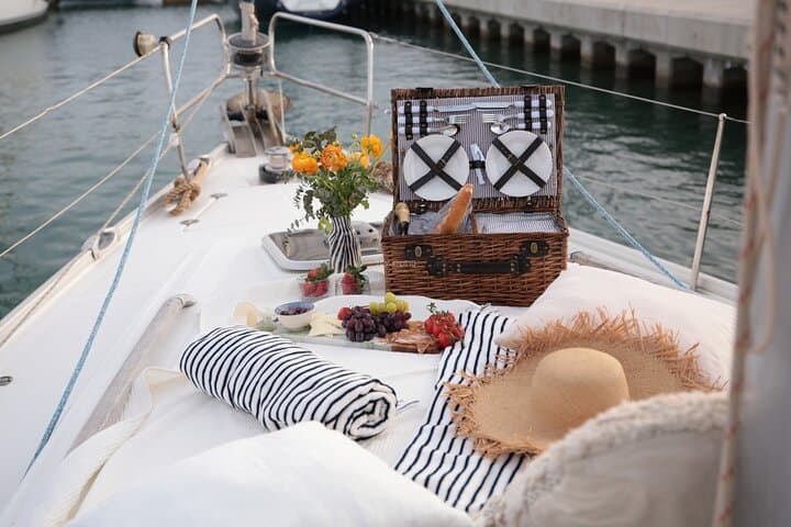 Barcelona : 2 hours Sailing tour with snacks and drinks