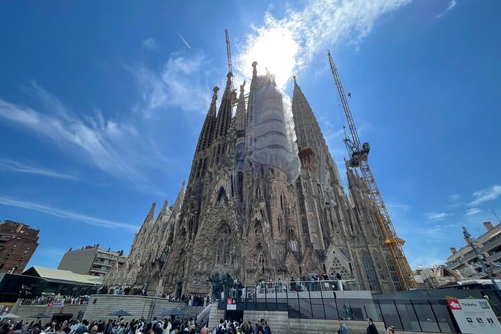 Sagrada Família Guided Tour with Optional Gaudí Towers Upgrade