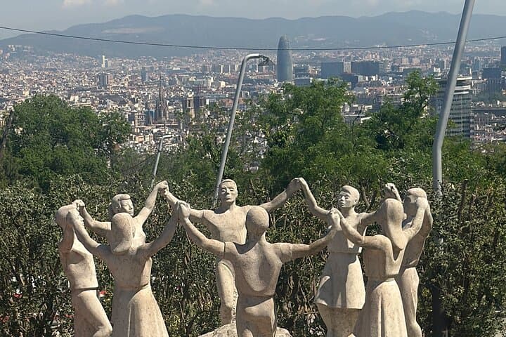 Barcelona: Magic Montjuïc Tour, Wine Tasting & Best photo spots!