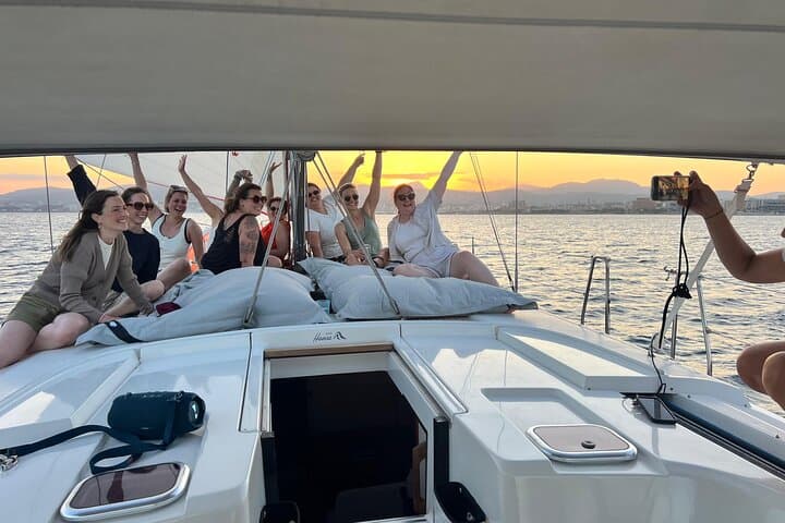 Mallorca: Private sailing tour with drinks & tapas
