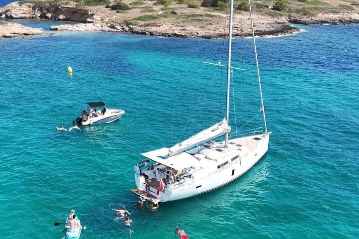 Mallorca: Private sailing tour with drinks & tapas