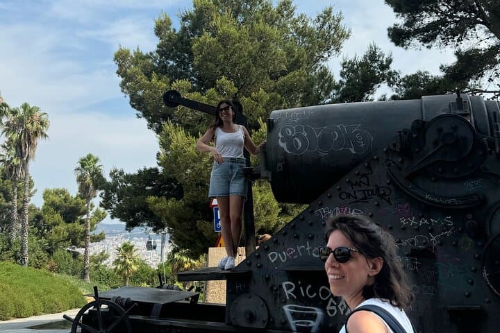 Barcelona: Magic Montjuïc Tour, Wine Tasting & Best photo spots!