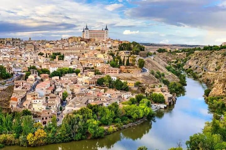 Let your guide take you to secret spots with exclusive panoramic views of Toledo!