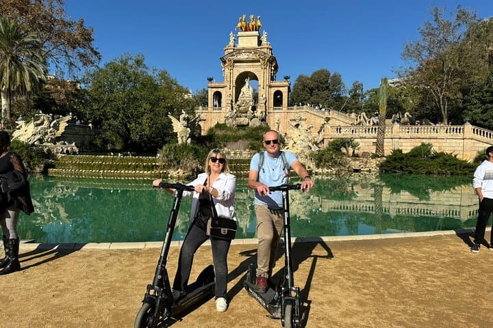 Barcelona: E-Scooter or Bike Tour with Local Guide