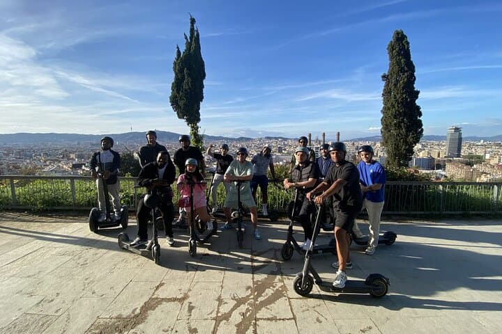 Barcelona: E-Scooter or Bike Tour with Local Guide