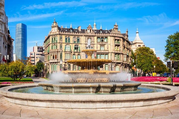 Hello Bilbao: Private 2-Hours Intro City Walk with Local Guide