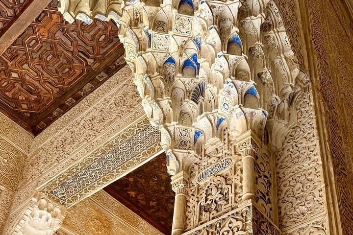 Alhambra tickets with Nasrid Palaces + Tourist Train