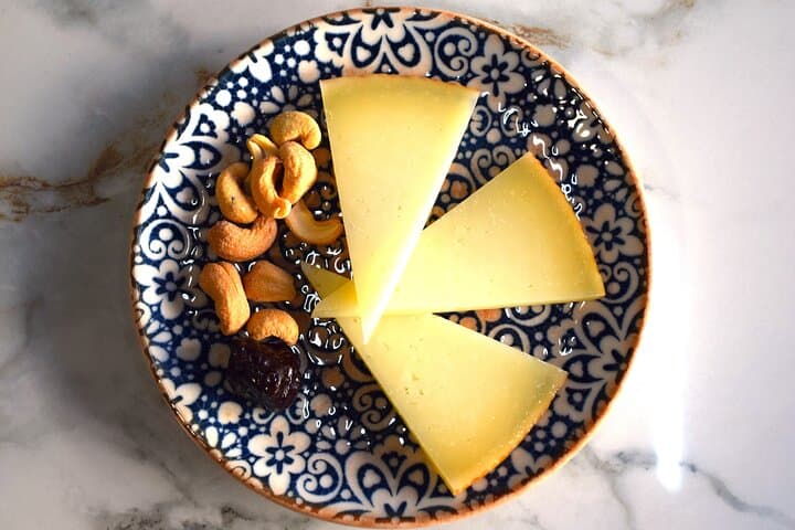 Gourmet Experience: Tasting of Spanish Cheese and Exclusive Wines