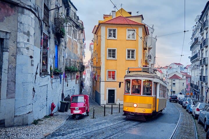Private Transfer from Madrid to Lisbon with 2 hours for sightseeing